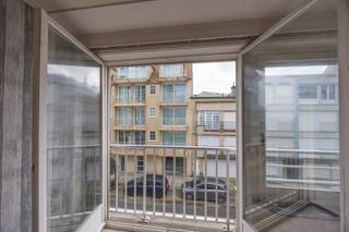 Résidence PALERMO C : dans le centre au 2ième étage sans ascenseur, bel appartement non-meublé avec une chambre à coucher comprenant : un large...