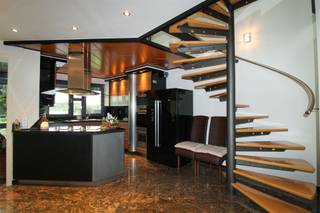 <p><span>Op zoek naar een woning die ruimte, comfort en een adembenemend uitzicht combineert? Dan is dit uniek pand aan de Grotestraat 332 in Kotem precies wat u zoek!</span></p><p><span>Hier woont u elke dag met de Maas als decor, omringd door rust en natuur, en toch vlakbij alle voorzieningen.</span></p><p><span>Gelijkvloers</span></p><p><span>Via de automatische poort betreedt u de zeer ruime inpandige garage. Hier is plaats voor twee wagens, fietsen en extra opslag. Op dit niveau bevindt zich ook een eerste badkamer met douche, toilet, wastafel en aansluiting wasmachine, wat dit verdiep praktisch en veelzijdig maakt. Achteraan sluit de garage aan op een ruimte met geïntegreerde sauna. Vanuit hier heeft u directe toegang tot een fraai aangelegd terras en prachtige tuin!</span></p><p><span>Eerste verdieping</span></p><p><span>De inkomhal op de eerste verdieping geeft u toegang tot twee slaapkamers, waarvan één is uitgerust met een geïntegreerde badkamer. Deze kamer heeft een open en luxueus karakter, ideaal voor wie houdt van een moderne, loftachtige sfeer.</span><span> </span><span> <br />Er is tevens op deze verdieping een gastentoilet aanwezig en een volledig uitgeruste keuken met eetkamer. De keuken is uitgerust met stoomoven, oven, combi-oven, vaatwasmachine, inductiekookplaat met dampkap en dubbele spoelbak. Dit alles afgewerkt met een granieten werkblad. </span></p><h4><span>Tweede verdieping </span></h4><p><span>De bovenste verdieping is volledig ingericht als woonkamer en is zonder twijfel de absolute blikvanger van deze woning. De ruimte ademt gezelligheid en klasse: de hoge plafonds en de houthaard zorgen voor warmte en sfeer!<br />Dankzij het hoge plafond is er de mogelijkheid om een mezzanine te creëren, ideaal als extra slaapruimte</span><span>. </span><span>Via een schuifpui komt u op het ruime terras met zonneluifel, een heerlijke plek om te genieten met een magnifiek uitzicht over de Maas! Hier bevindt zich ook nog een extra bergruimte, ideaal om alles netjes op te bergen.</span></p><h4><span>Extra comfort &amp; voorzieningen</span></h4><ul><li><span>EPC-label C energiezuinige woning</span></li><li><span>Vloerverwarming </span></li><li><span>Elektrische garagepoort</span></li><li><span>Houthaard in de leefruimte</span></li><li><span>Geïntegreerde geluidsinstallatie</span></li><li><span>Sauna in het bijgebouw</span></li></ul><p><span>Tuin</span></p><p><span>Achteraan de woning ligt een fraai aangelegde tuin die rust en privacy biedt. Naast het mooie groen vindt u er ook verschillende fruitstruiken met blauwe bessen, rode bessen en kruisbessen, ideaal om in de zomer zelf te plukken en te genieten van wat de tuin te bieden heeft.</span><span> </span><span>Een groot pluspunt is dat de tuin ook bereikbaar is via een poort aan de achterzijde (bereikbaar met de wagen via de Moerdijkstraat). Zo combineert u gemak met functionaliteit!</span></p><h4><span>Ligging</span></h4><p><span>De woning geniet een zeldzame en unieke ligging: vlak langs de Maas met kilometerslange fiets- en wandelroutes voor de deur. Toch bent u vlot verbonden met Maasmechelen, Lanaken, Genk en Maastricht, en liggen winkels en scholen binnen handbereik</span><span>. </span></p><p><span> </span></p><p><span>Maak snel een afspraak voor een bezoek en laat u overtuigen door de charme van deze unieke woning: 0484.35.70.31 of diana@jemar.be!</span></p>