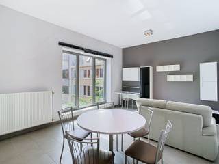 <p>Dit bemeubeld appartement met 1 slaapkamer in Leuven bevindt zich in de Sint-Barbarastraat, op een topligging vlak bij de Oude Markt, Grote Markt en het historische centrum. Hier woon je midden in de levendige Leuvense binnenstad, met winkels, horeca en cultuur op wandelafstand, terwijl je in het gebouw ook aangename rust vindt.</p><p>Bij het binnenkomen beschikt het appartement over een praktische leefruimte met open, uitgeruste keuken. De open indeling zorgt voor een aangenaam geheel waarin koken, eten en ontspannen mooi samenkomen. Het appartement wordt bemeubeld aangeboden, waardoor je meteen kunt genieten van een comfortabele en verzorgde woonomgeving.</p><p>Verder beschikt de woning over 1 slaapkamer en een badkamer met douche. De ruimtes zijn praktisch ingericht en vormen samen een aangename thuisbasis voor wie centraal in Leuven wil wonen.</p><p>Een belangrijke troef is de ondergrondse autostaanplaats (verplicht bij te nemen, €100/maand). Daarnaast is er in de ondergrondse verdiepingen een fietsenberging. Zo is er ook voldoende praktische bergruimte voor fietsen, persoonlijke spullen en dagelijkse benodigdheden.</p><p>Een bijzonder aangename extra is de prachtige gemeenschappelijke binnentuin van het gebouw. Deze groene en rustige buitenruimte vormt een mooi contrast met de levendige stad en biedt een fijne plek om even tot rust te komen.</p><p>Ook de ligging maakt dit appartement bijzonder interessant. Vanuit de Sint-Barbarastraat bereik je vlot de Oude Markt, de Grote Markt en het historische centrum van Leuven. Je woont hier op wandelafstand van het stadsleven en alles wat Leuven te bieden heeft, terwijl voorzieningen en ontspanning steeds dichtbij zijn.</p><p>Dit appartement met 1 slaapkamer, autostaanplaats, fietsenberging, kelderberging en gemeenschappelijke binnentuin biedt een mooie combinatie van comfort, praktische voorzieningen en een centrale ligging in Leuven. Kom zelf de sfeer en mogelijkheden van deze stadswoning ontdekken. Plan nu je bezoek via www.living-stone.be!</p>