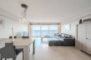 Prachtig doorloop appartement met frontaal zeezicht en twee terrassen gelegen op absolute toplocatie, op de vijfde verdieping van de...