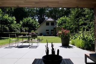 <p><span>Luxe, sfeervolle en energiezuinige villa, rustig verscholen in het groen en toch centraal gelegen in Heide-Kalmthout. Deze stijlvolle woning biedt u o.a. royale, lichte leefruimtes, 4 slaapkamers, 2 badkamers en een inpandige garage. De villa ligt in een prachtig aangelegde tuin met twee vijvers en een bijgebouw, op een perceel van 4.258 m².</span></p><p><span> </span></p><p><span>INDELING</span></p><p><span> </span></p><p><span>Gelijkvloers:</span></p><p><span>U komt binnen in een lichte inkomhal met gastentoilet en ingemaakte vestiarekasten. Via dubbele deuren bereikt u de royale leefruimte met zithoek, bureauhoek en een gezellige gashaard. Grote raampartijen en openslaande deuren zorgen voor een overvloed aan licht en een directe verbinding met het terras.</span></p><p><span>Aansluitend bevindt zich de eetkamer, die dankzij schuifdeuren kan worden afgesloten van de living, keuken en bureauruimte. De aparte bureauruimte is eveneens voorzien van ingemaakte kasten.</span></p><p><span>De nieuwe, luxueuze keuken is volledig uitgerust met hoogwaardige toestellen: koelkast, diepvries, vaatwasser, inductiekookplaat, plafondafzuiging, combi-stoom-sousvide-oven met vacuumlade, combi-oven met bordenwarmer, wijnklimaatkast, Quooker, dubbele spoelbak en een werkblad in roestvrij staal. Vanuit de keuken hebt u rechtstreeks toegang tot het terras.</span></p><p><span>Verder is er een grote inpandige garage met automatische poort, aansluitingen voor wasmachine en droogkast én toegang tot de technische installaties.</span></p><p><span> </span></p><p><span>1e verdieping:</span></p><p><span>Via de houten trap bereikt u de nachthal. Aan de voorzijde vindt u de stijlvolle master unit met slaapkamer, terras, dressing en een moderne badkamer met inloopdouche, ligbad, dubbel lavabomeubel en een japans toilet.</span></p><p><span>Daarnaast beschikt deze verdieping over twee extra slaapkamers, een handige doorloopkamer en een tweede badkamer met lavabo, toilet, bad en douche. Onder de schuine wanden is extra bergruimte voorzien.</span></p><p><span>De volledige verdieping is afgewerkt met parket, op de badkamers na.</span></p><p><span> </span></p><p><span>Zolder:</span></p><p><span>Praktische bergzolder, bereikbaar via een vlizotrap vanuit de nachthal.</span></p><p><span> </span></p><p><span>Tuin:</span></p><p><span>Rondom de woning ligt een volledig nieuw en prachtig aangelegde tuin. Direct naast en achter de woning bevindt zich een ruim terras met houthaard, twee siervijvers en een recent tuinhuis met overdekt terras, tuinverlichting, data-aansluiting en elektriciteit.</span></p><p><span>De tuin biedt u veel privacy en een mooie diepte. Achteraan het perceel staat een ruime, oudere schuur/garage. Aan de voor- en zijkant van de woning is er voldoende parkeergelegenheid.</span></p><p><span>Het volledige perceel is omheind en uitgerust met een nieuwe automatische toegangspoort.</span></p><p><span> </span></p><p><span>Bijzonderheden:</span></p><p><span>Recent, degelijk en duurzaam gerenoveerd: nieuwe aluminium ramen, CV-ketel met brandstofcel voor energieopwekking, zonnepanelen en thuisbatterij (vrijwel zelfvoorzienend met betrekking op elektriciteit).</span></p><p><span>Uitstekende, residentiële ligging: rustig in het groen en toch vlak bij het centrum van Heide en de Kalmthoutse Heide.</span></p><p><span>Ruime, lichtrijke leefruimtes die dankzij schuifdeuren flexibel in te delen zijn.</span></p><p><span>Perfect onderhouden tuin met twee siervijvers.</span></p><p><span>Elektrische keuring is conform.</span></p><p><span>Aparte inrit aan de achterzijde van het perceel.</span></p><p><span>Laadstation voor elektrische wagen in de inpandige garage (tevens reeds wachtkabel voorzien voor eventueel bijkomend laadstation ten behoeve van parkeerplaatsen buiten).</span></p><p><span>Het achterste gedeelte van het terrein bevat nog een extra bouwplaats (interessant om bijvoorbeeld nog een zorgwoning of atelier te plaatsen indien hier behoefte aan zou bestaan).</span></p><p><span> </span></p><p><span> </span></p><p><span> </span></p>
