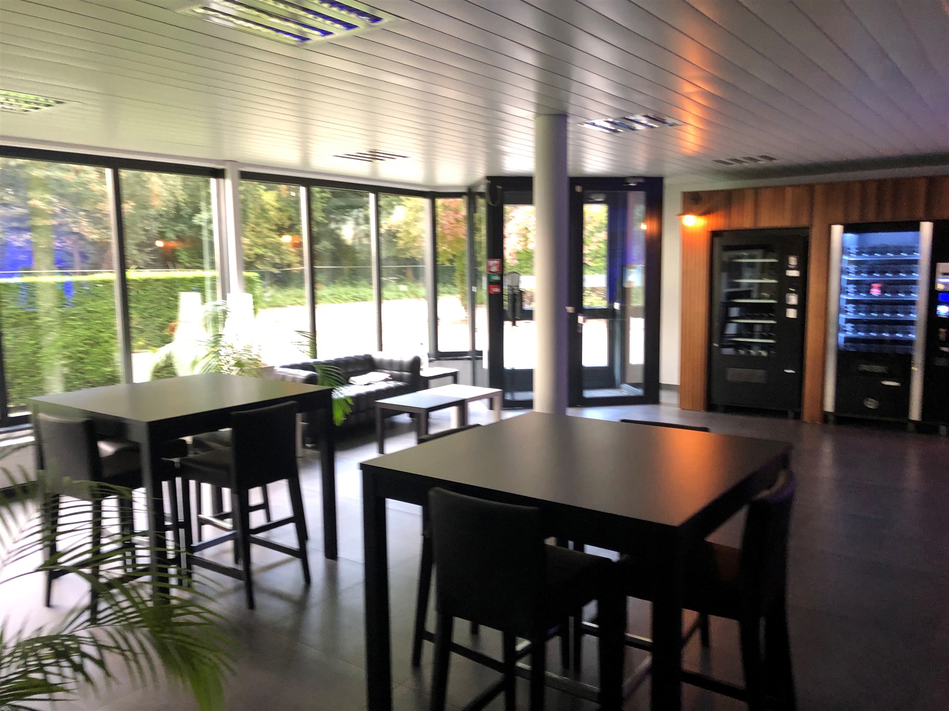 Bedrijfsgebouw met magazijnen, buitenopslag, kantoren en woonst - foto 5