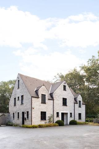 <p>Met veel genoegen stellen wij deze bijzonder indrukwekkende en verrassend ruime villa aan u voor, gelegen op een mooi perceel van 4500 m². Deze riante gezinswoning verenigt op harmonieuze wijze royale leefruimtes, eigentijds wooncomfort en een hoogwaardig outdoor gevoel. <br /><br />Bij het betreden van de woning komt u via de inkomhal terecht in de royale leefruimte, waar de keuken naadloos op aansluit. De functionele indeling op het gelijkvloers wordt versterkt door een praktische wasruimte en een afzonderlijke berging. Met maar liefst zes volwaardige slaapkamers, een grote nieuwe badkamer en twee extra douchekamers biedt deze woonst alle gewenste ruimte voor een groot gezin met een kantoor aan huis.<br /><br />Bovendien is er aan opbergruimte geen gebrek dankzij de aanwezigheid van een koele kelder én een ruime zolder. Buiten bevindt zich een van de absolute blikvangers van het domein: een prachtig aangelegde tuin met een aangenaam terras en een unieke zwemvijver waar u het hele jaar door in alle privacy kunt ontspannen. Dankzij het ruime polyvalente bijgebouw biedt deze villa een zee van mogelijkheden voor zowel professionelen als particulieren.<br /><br />Laat u verassen door de afwerking en de talloze mogelijkheden van deze villa in het groen tijdens uw bezoek.<br /><br />Voor verdere info of een vrijblijvende waardebepaling van uw eigendom: nessim@homixx.be of 03 653 11 96.<br /><br />Laat u verassen door de afwerking en de talloze mogelijkheden van deze villa in het groen tijdens uw bezoek.<br /><br />Voor verdere info of een vrijblijvende waardebepaling van uw eigendom: nessim@homixx.be of 03 653 11 96.</p>