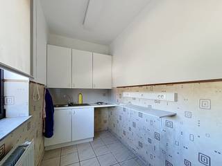Deze veelzijdige kantoorruimte beschikt over een praktische kitchenette, ingemaakte kasten en een aangename, open indeling die flexibel kant worden ingericht volgens uw noden.Dankzij de royale oppervlakte biedt dit kantoor veel potentieel voor diverse professionele activiteiten. De aanwezige ingemaakte kasten zorgen voor extra opbergruimte en een nette omgeving. Onroerende voorheffing ten laste van huurder.Nabij Ring, A12