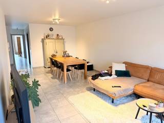 Dit moderne gelijkvloerse nieuwbouwappartement is rustig gelegen aan de rand van Hulshout, maar toch dichtbij alle dagelijkse voorzieningen. Scholen, kleinhandelaars en een bushalte bevinden zich op korte afstand.<br /><br />Het appartement beschikt over een aangename en praktische indeling. Via de inkomhal, voorzien van een apart gastentoilet, komt u in de ruime leefruimte. Aansluitend bevindt zich de volledig uitgeruste keuken, ingericht met onder andere een vaatwasser, oven, vitro-keramische kookplaat en dampkap.<br />Verder beschikt het appartement over een moderne badkamer met lavabo en inloopdouche, twee slaapkamers en een handige berging.<br />Via de slaapkamers  heeft u toegang tot het aangename terras, ideaal om in alle rust van de buitenlucht te genieten.<br /><br />Bij het appartement hoort bovendien een carport met aansluitende buitenberging, wat zorgt voor extra comfort en praktische opbergruimte.<br /><br />Een comfortabele en energiezuinige woonst op een rustige locatie, met alle nodige voorzieningen binnen handbereik.<br /><br />- beschikbaar vanaf 1 december 26<br />- gemeenschappelijke kost 45€ per maand<br /><br />Bekijk nu reeds de foto's op onze website www.dplusvastgoed.be<br />Voor meer informatie of voor een bezoek bel 0497 71 29 18 of mail naar vicky@dplusvastgoed.be<br /> 
