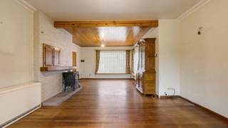 Zeer ruime te renoveren woning, gelegen op een mooi perceel van ca. 1838 m² met westoriëntatie. De woning biedt een bewoonbare oppervlakte van...