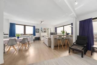Dubbele wow aan zee: twee naast elkaar liggende appartementen – ideaal om te combineren tot één fenomenaal familie- of droomappartement!

Op de 8e verdieping van Residentie Bristol Palace bieden we twee aansluitende units aan:

App 1: Hoekappartement met ruime terrassen over de hele breedte met magnifiek frontaal zeezicht. 2 slaapkamers, 1 badkamer, open living/keuken met maximale lichtinval.
App 2: Zonneterras-appartement met groot zuidgericht terras met vrij uitzicht over de stad en hinterland. 1 slaapkamer (mogelijkheid uit te breiden), 1 badkamer.

Samenvoegen mogelijk – mits akkoord VME en omgevingsvergunning – tot één groot appartement van ±200 m² met fenomenale terrassen aan beide kanten:

Zeezicht-terras: barbecue met golven op de achtergrond
Zonneterras: zon en stadspanorama tot laat

Resultaat: 3 slaapkamers, 2 badkamers, ruime leefruimte, dubbel uitzicht (zee + stad) – ideaal voor families, als investering of luxe tweede verblijf.
Centraal op de Zeedijk: strand, casino, jachthaven, centrum en station op wandelafstand. Optie op parking en kelder. EPC C/D – modern comfort.
Unieke combinatie met zee- én stadzicht! 

Mogelijkheid tot aankoop kelderbergingen en bijkomende staanplaats voor 1 en/of 2 auto's in het gebouw!

Interesse? Contacteer Tinne via 0472 944 955 of tinne@keyimmo.be voor meer info of een bezoek.