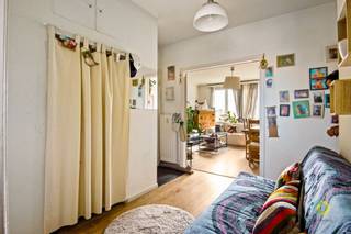<p><span>Situé dans un quartier agréable et résidentiel de Jette, cet appartement bénéficie d'une excellente situation avec de nombreux espaces verts et commodités dans les environs immédiats. Par exemple, le magnifique parc Roi Baudouin et le beau bois du Laerbeek sont accessibles à pied, ce qui est idéal pour se détendre et se divertir. En outre, les magasins, les écoles et les transports en commun sont facilement accessibles. L'appartement est situé au 5ème et dernier étage d'un immeuble bien entretenu avec ascenseur, ce qui garantit la tranquillité et l'absence de voisins du dessus. L'entrée se fait par un hall d'entrée spacieux qui donne un accès central à toutes les pièces. À l'avant, il y a un espace de vie lumineux avec de grandes fenêtres. À l'arrière, vous trouverez une cuisine spacieuse et entièrement équipée. L'appartement dispose également d'une toilette séparée, d'une salle de bains avec lavabo et baignoire avec fonction douche, et de deux chambres confortables. Enfin, le rez-de-chaussée dispose d'un grand débarras privé. L'appartement est actuellement loué à un locataire soigneux, ce qui en fait une opportunité intéressante avec des rendements immédiats pour les investisseurs également.</span><span> </span></p>