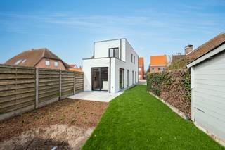 <p><strong>Centraal gelegen in Vosselaar bevindt zich deze stijlvolle nieuwbouwwoning welke wordt verkocht onder registratierecht (Geen BTW - 2% indien enige/eigen woning!). De woning omvat op het gelijkvloers een open keuken, een ruime woonkamer met zit- en eetplaats, gastentoilet, een aparte wasruimte en nog een extra berging voor fietsen of andere zaken. Op de verdieping zijn er 3 ruime slaapkamers terug te vinden, een badkamer volledig voorzien van dubbel badkamermeubel, douche, ligbad en toilet. De woning werd afgewerkt met duurzame en hoogwaardige materialen en werd eveneens voorzien van de nieuwste technieken. De woning wordt volledig afgewerkt opgeleverd, inclusief tuinaanleg en oprit. </strong><br /><br /><strong><span>Indeling</span></strong><br />Op de gelijkvloerse verdieping kom je binnen via de inkomhal met gastentoilet. Aansluitend bevindt zich de open, lichtrijke leefruimte die in verbinding staat met de volledig uitgeruste keuken met kookeiland. Verder is er ook een handige wasplaats en een bergruimte die zich uitstekend leent voor het stallen van fietsen of extra opbergmogelijkheid.</p>
<p>Op de eerste verdieping vind je drie volwaardige slaapkamers en een moderne badkamer die is ingericht met een ligbad, een douche, een toilet en een dubbele wastafel.</p>
<p>Deze woning wordt verkocht onder registratierechten en biedt bovendien de interessante mogelijkheid van een vrijstelling van het kadastraal inkomen gedurende de eerste vijf jaar. Dankzij de aanwezigheid van tien zonnepanelen en een energiezuinige lucht-water warmtepomp is het huis bijzonder duurzaam en toekomstgericht. De woning wordt volledig afgewerkt opgeleverd, inclusief tuinaanleg en oprit.<br /><br /><strong><span>Bijzonderheden:</span></strong><br />- BEN-woning<br />- Instapklaar<br />- Verkoop onder registratierechten (2% indien enige/eigen woning!)<br />- Vrijstelling KI gedurende de eerste 5 jaar<br />- Zonnepanelen<br />- Warmtepomp</p>
Neem zeker al eens een kijkje in de woning via onze virtuele toer: https://tour.giraffe360.com/e6d5cb72fc0a4753a413bfebc516c3c1<br /><span><strong><br /></strong></span>
