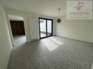 Deze woning is schitterend gelegen in de stadsrand van Aalst, met supermarkt, openbaar vervoer en scholen in de onmiddellijke nabijheid.<br /><br />Voor de woning is een private autostaanplaats. De woning zelf bestaat op het gelijkvloers uit een inkomhal, afzonderlijke toilet, ruime woonkamer in twee delen, volledig geïnstalleerde keuken en bergplaats. Een terras en mooie zonnige tuin maken het plaatje compleet.<br /><br />Op de verdieping is naast de twee ruime slaapkamers ook een badkamer met toilet, wastafel en inloopdouche te vinden.<br /><br />De zolder kan dienst doen als stockageruimte.<br /><br />De woning onderging een totaalrenovatie met kwalitatieve materialen en is energiezuinig.<br /><br />Contacteer ons voor een bezoek op nr 053/666.446 of via info@vastgoedverbruggen.be<br /><br />