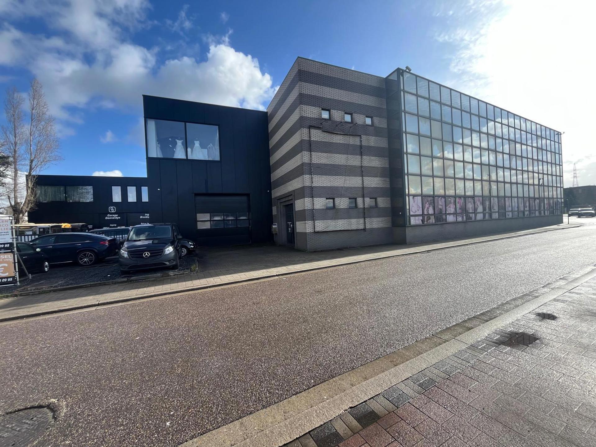 - zichtlocatie- goede bereikbaarheid- polyvalente mogelijkheden- opslagruimten- eigen parking