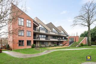 <p><span> </span></p><p><span>Residentie 3 Beuken: Modern en Duurzaam Wonen in het Hart van Kontich</span></p><p><span> </span></p><p><span>Welkom in Residentie 3 Beuken, een eigentijds en duurzaam wooncomplex van assistentiewoningen, gelegen nabij het centrum van Kontich. De drie gebouwen zijn mooi georiënteerd rond een centrale binnenplaats, voorzien van een aangelegde petanquebaan en gezellige zitbanken in de tuin. De ideale plek voor wie comfort en gemeenschap zoekt.</span></p><p><span> </span></p><p><span> </span></p><p><span>Het appartement </span><span><br />Moderne en duurzame architectuur, loft design</span></p><p><span>Groen en passief energieconcept, verwarming en koeling met warmtepomp, domotica.</span></p><p><span>Open keuken met keramische kookplaat, oven, dampkap, vaatwas, Micro-golf en koelkast. Badkamer met inloopdouche en toilet</span></p><p><span>Ruim terras met zicht op tuin en tennis, uiterst rustig</span></p><p><span> </span></p><p><span>Gemeenschappelijke voorzieningen / in mede-eigendom: </span></p><p><span>Verwarmd binnenzwembad, jacuzzi, sauna, fitness</span></p><p><span>Aagelegde tuin met petanquebaan,  zitbanken en zonneterrassen </span></p><p><span> </span></p><p><span>Grote liften vanaf ondergrondse parkeergarage naar woonverdiepingen </span></p><p><span>Gebruik inpandige bistro-polyvalente ruimte</span></p><p><span> </span></p><p><span>Varia:</span></p><p><span>Verlichting, inbouwspots en dimbare wandverlichting , alle armaturen zijn voorzien</span></p><p><span>Inbouwkasten living</span></p><p><span>Volledig afgewerkt, geschilderd en instapklaar, zonwering alle ramen</span></p><p><span> </span></p><p><span>Onbezorgd Wonen in Stijl</span><span>  </span></p><p><span>Complex van 48 erkende assistentiewoningen rond een centrale binnentuin</span></p><p><span>Basis dienstverlening gekoppeld aan kwaliteit en comfort</span></p><p><span>Tijdens kantooruren, mogelijkheid tot zorg en diensten op maat van de resident</span></p><p><span>Noodcentrale 24/24 u met interventie!  </span></p><p><span>Ruime parkeerplaats in het gebouw naast lift</span></p><p><span> </span></p><p><span> </span></p><p><span>Extra voordelen:</span></p><ul><li><span>Geen onroerende voorheffing voor assistentiewoningen!</span></li><li><span>Er is mogelijkheid om een autostaanplaats mee aan te kopen voor 25.000,00</span></li></ul><p><span> </span></p><p><span> </span></p><p><span> </span></p><p><span> </span></p><p><span> </span></p>