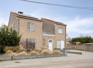 <p>Vanaf het moment dat je de woning binnenstapt, voel je de rustige, warme sfeer die dit huis zo bijzonder maakt. Op een ruim perceel van ongeveer 18a vind je een solide en comfortabele gezinswoning die je meteen omarmt. De gelijkvloerse verdieping biedt je meer dan 100m² aan leefruimte, een gezellige salon, een praktische bijkeuken en een keuken met eetplaats waar het dagelijkse leven zich vanzelf rondom verzamelt. De aangrenzende berging maakt het geheel extra functioneel.</p>
<p>Boven ontdek je een ruime badkamer, een afzonderlijke doucheruimte, drie royale slaapkamers en een vierde, compactere kamer die perfect dienstdoet als bureau, dressing of hobbyruimte. Alles voelt licht, open en uitnodigend aan.</p>
<p>Buiten wacht een mooi aangelegde tuin met terras, een plek waar lange avonden en rustige ochtenden elkaar moeiteloos afwisselen. De ligging in Budingen combineert landelijkheid met een vlotte verbinding richting de omliggende gemeenten, waardoor je hier echt het beste van twee werelden vindt. Misschien voel je het al: dit zou zomaar jouw volgende thuis kunnen zijn. Neem gerust contact op voor een bezoek.<br /><strong>jan.berge@living-stone.be GSM 0470/980210</strong></p>