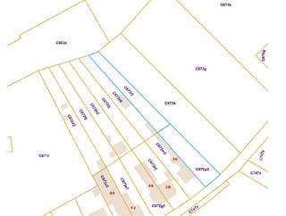 Op een zeer rustige locatie, gelegen in de landelijke deelgemeente Wambeek (Ternat), vind je deze bouwgrond met een oppervlakte van 11a 73ca. De grond maakt deel uit van een niet-vervallen verkaveling met volgende bouwvoorschriften: de grond heeft een breedte van 13,25m. Men dient een bouwvrije strook van 4m te hanteren wat neerkomt op +/- 9 gevel op een diepte van 15m op het gelijkvloers - op de verdieping een maximum diepte van 10m en een minimum diepte van 8m. Bijkomend dient men de dakhelling te volgen van de linker buur wat betekent dat men nog een zoldervolume heeft waar bijkomend kamer(s) kunnen gecreëerd worden. Men dient het gabarit (lees: bouwvolume) te volgen van de linker buur. U zoekt rust en wenst een woning naar uw goesting waar thuiskomen een verademing is? Dan kan dit uw woonplek worden. Voor bijkomende info, aarzel niet ons te contacteren via affligem@immoaccenta.be.