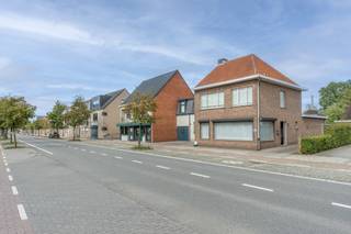 <strong>Gunstig gelegen woning met 3 slpk, garage en grote tuin</strong><br />EPC: F-label | 3 slaapkamers | Aangename tuin | Perceel 919m²<br /><br /><strong>Gunstige ligging </strong>nabij het centrum van Oud-Turnhout, met winkels, scholen en openbaar vervoer vlakbij en een vlotte bereikbaarheid naar de autostrade E34 Antwerpen - Eindhoven<br /><br /><strong>Omschrijving:</strong> <br />We betreden deze goed onderhouden woning via de inkomhal aan de zijkant, dewelke toegang biedt tot de lichtrijke leefruimte. Aansluitend aan de leefruimte bevindt zich de vestiairehal en gastentoilet alsook de keuken, uitgerust met een gasvuur, oven, dampkap en koelkast. Achter de keuken vinden we nog een ruime bergplaats/wasplaats terug, dewelke eveneens toegang verleent tot het terras.<br /><br />Op de eerste verdieping vinden we <strong>3 volwaardige en lichte slaapkamers,</strong> alsook de badkamer. Deze is voorzien van een ligbad, een toilet en een badkamermeubel met enkele wastafel.<br /><br />De zolder is te bereiken via de nachthal met een vlizotrap.<br /><br />Als troef geniet deze woning van een <strong>95 meter diepe tuin met vijverpartij en veel privacy</strong>. Dankzij de lange oprit en <strong>vrijstaande garage</strong> zijn er voldoende parkeer- en opslagmogelijkheden. De tuin is volledig afgemaakt met een automatische poort en heeft een grote oprit.<br /><br />Renovatieplicht van toepassing (F label)<br /><br /><strong>Algemeen:</strong> <br />- EPC: 762 kWh/m²jaar<br />- Goed onderhouden woning<br />- Diepe tuin met privacy<br />- 919 m² perceeloppervlakte!<br /><br />Bezoek deze lichte en aangename woning op afspraak via info@dilegno.immo of 014 70 73 23