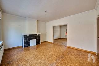 Charmante stadswoning met een lichtrijke woonkamer, 3 slaapkamers en een veranda gelegen op een perceel van 177 m² in het hartje van Lommel Centrum.<br /><br /><strong>INDELING:</strong><br /><strong>Gelijkvloers:</strong> inkomhal, woonkamer, keuken, doucheruimte/toilet, veranda, berging<br /><strong>Eerste verdieping: </strong>nachthal, 3 slaapkamers<br /><br /><strong>BIJZONDERHEDEN:</strong><br />- Toplocatie;<br />- rolluiken;<br />- kelder & zolder aanwezig;<br />- zuidgericht terras;<br />- onderhoudsvriendelijk perceel.