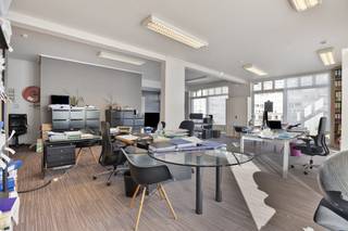 Profiteer van deze unieke commerciële kans op een absolute toplocatie! Dit ruime en verzorgde handelspand (nu kantoor, 100 m²) met aparte keuken...