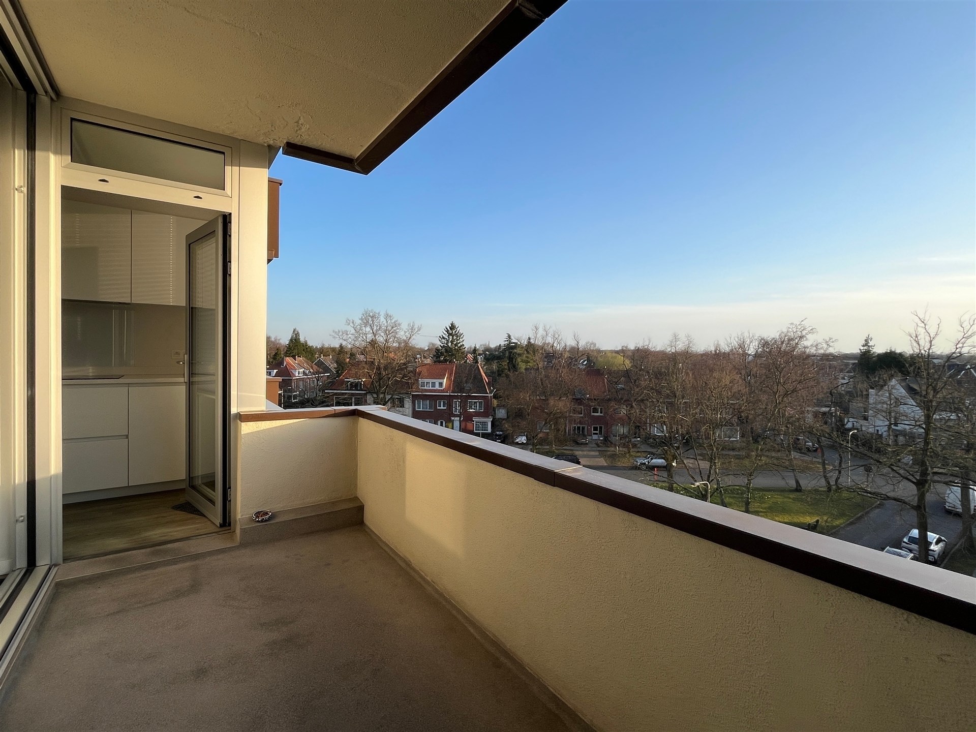 Gerenoveerd appartement met zuid terras en autostaanplaats  - foto 4