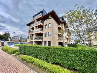 Nabij centrum Oudenaarde, station, winkels en scholen bevindt zich dit RUIM en VERZORGD tweeslaapkamerappartement. Het appartement is gelegen op de...