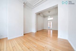Info en bezoeken - 02 315 51 71We Invest stelt met plezier dit ruime triplex van ongeveer 130 m² voor, ideaal gelegen in de Mérodestraat in...