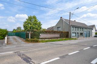 Op zoek naar een eigendom waar wonen en werken perfect te combineren zijn? Dan is deze woning met groot atelier precies wat u zoekt!Gelegen op een...