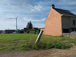 <p><span>Zeer goed gelegen bouwgrond voor half open bebouwing van 522m², 10m breed.</span></p><p><span>De bouwgrond is zuidgericht en nabij het centrum. Ook snelle verbinding naar Mol.</span></p><p><span>Zie plan en voorschriften onder 'documenten' op <span>www.vanheesimmo.be</span></span></p><p><span> </span></p>