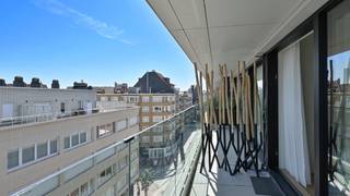 Magnifique appartement meublé de deux chambres, idéalement situé entre la place Van Bunnen et la place du Phare. Composition: hall d’entrée avec vestiaire et toilette invités. Séjour avec cuisine ouverte entièrement équipée donnant accès à une terrasse ensoleillée orientée sud. Chambre principale avec placards intégrés. Deuxième chambre avec lits superposés. Salle de bains avec douche et double lavabo. Lave-linge/sèche-linge présent. À recommander vivement. La résidence a été récemment entièrement rénovée, avec nouveaux balcons et terrasses.
