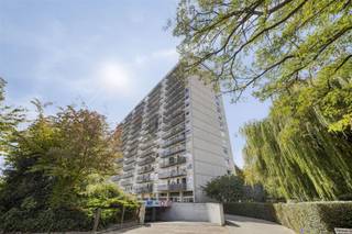 <p><span>Dit gerenoveerd en </span><span>verhuurd appartement</span><span> te koop is gelegen op de twaalfde verdieping aan de Gloriantlaan, een dubbele laan met een gordel van platanen met daartussen een veilig fietspad. Op wandelafstand van talloze winkels, openbaar vervoer (een bushalte voor het gebouw), voorzieningen voor sport en ontspanning, scholen en het Sint-Annabos. De combinatie van het </span><span>centrum van Antwerpen </span><span>dat zich op een boogscheut bevindt</span><span>, </span><span>een </span><span>rustige straat </span><span>en de E17 in de nabijheid zorgen voor de perfecte locatie. </span></p><p><span>Dit leuke appartement telt heel wat positieve kenmerken waaronder een </span><span>rustige</span><span>, doch centrale locatie,</span><span> drie slaapkamers</span><span>, een ruim en zonnig </span><span>terras</span><span> met prachtig uitzicht op de skyline van Antwerpen met het MAS en de haven van Antwerpen. Dit uitzicht op de Stad is onverstoorbaar en zal altijd blijven. Verder heeft het appartement een </span><span>EPC label C</span><span> én een </span><span>nuttige oppervlakte</span><span> van maar liefst </span><span>108 m² </span><span>(cfr. EPC). </span></p><p><span>Indeling</span><span>:</span></p><p><span>- inkomhal met ingemaakte kasten</span></p><p><span>- ruime, lichtrijke woonkamer van die uitkijkt op de stad Antwerpen</span></p><p><span>- keuken</span></p><p><span>- ruim zonovergoten terras met prachtig uitzicht op de skyline van Antwerpen</span></p><p><span>- nachthal</span></p><p><span>- badkamer met bad, dubbele lavabo en aansluiting wasmachine</span></p><p><span>- eerste slaapkamer</span></p><p><span>- tweede slaapkamer</span></p><p><span>- derde slaapkamer</span></p><p><span>- apart toilet</span></p><p><span>- autostaanplaats verplicht bij aan te kopen (€10.000)</span></p><p><span>Troeven</span></p><p><span>- ideale investering<br /><br />- verhuurd aan 1.150 euro per maand, plus 300 euro gemeenschappelijke kosten<br /><br />- centrale, doch rustige ligging op Linkeroever</span></p><p><span>- drie ruime slaapkamers </span></p><p><span>- prachtige verzichten op de stad Antwerpen </span></p><p><span>- gemeenschappelijke fietsenberging<br /><br />- gemeenschappelijke wasplaats voor de wagen</span></p><p><span>Ben jij geïnteresseerd in dit verhuurd appartement te koop, ben je op zoek naar ander vastgoed, een investering of wens je de waarde van jouw eigendom te kennen? Dan ben je bij BOLT Immo aan het juiste adres! Wij helpen jou graag verder.</span></p><p><span> </span></p>