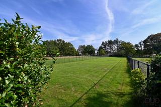 Deze knappe villawoning is landelijk gelegen in Berbroek op 21a59ca. Deze open bebouwing ligt rustig, doch vlakbij het centrum van Berbroek en Herk-de-Stad, en geniet een goede verbinding richting Hasselt, Lummen, Diest en Halen. Alle voorzieningen zoals winkels, scholen, apotheek, dokter, bushalte.. liggen op wandel-/fietsafstand. De woning werd opgebouwd in 2006 met kwalitatieve materialen en is steeds goed onderhouden. Het huis is zeer lichtrijk dankzij de grote raampartijen (voorzien van rolluiken) en geniet een moderne uitstraling. Ze biedt een bewoonbare oppervlakte van ruim 374m<sup>2 </sup>aan, verdeeld over het gelijkvloers, de eerste en tweede verdieping en de kelderverdieping.<br /><br />We betreden de woning op het gelijkvloers voorzien van een ruime inkomhal met de trap naar de eerste verdieping, een apart gastentoilet en toegang tot het bureel, die momenteel ingericht is als vestiaire/sportruimte. Via de glazen deur bereiken we de grote leefruimte, voorzien van zithoek en eetkamer. Ze vormt het hart van de woning samen met de aansluitend, open keuken. De keuken is volledig ingericht en voorzien van alle bijhorende toestellen, zoals een gaskookplaat, een heteluchtoven, een dubbele spoelbak, een dampkap, een afwasmachine, een vrijstaande koelkast en een (kast)opening voor een combi-oven. Het werkblad is vervaardigd uit graniet en voorzien van een eetruimte met barkrukken. De berging/wasplaats, werd ingericht met inbouwkasten, alsook uitgerust met aansluitingen voor wasmachine en droogkast en voorzieningen voor een uitgietbak. Via de zijdeur bereiken we zowel de inrit als de tuin. De grote garage, voorzien van een sectionale poort (geautomatiseerd) biedt ruimte voor één grote auto. Verder vinden we er de elektriciteitskast, de digitale meter en de CV-installatie van Viessmann (Vitodens 300 + Vitocell 100).<br /><br />Op de eerste verdieping vinden we een ruime nachthal, drie grote slaapkamers waarvan de masterbedroom toegang heeft via het schuifraam tot het plat dak, een douchekamer met een dubbel lavabomeubel en inloopdouche, een apart toilet, alsook een badkamer met DUO-ligbad en een dubbel lavabomeubel. Zowel in de nachthal als badkamer kunnen extra kasten voorzien worden. <br />Op de tweede verdieping vinden we een klein nachthal en een vierde en vijfde slaapkamer. Deze slaapkamers zijn voorzien van ingebouwde kasten én een lavabomeubel. Alle ruimtes op deze verdieping zijn voorzien van de nodige dakramen (Velux) met screens.<br /><br />In de kelderverdieping hebben we tal van extra ruimten. Zo is er een ontspanningsruimte, een voorraadkelder, een werkplaats, een ruime tuinberging met directe uitweg naar de tuin, voorzien van een helling (ideaal voor de zitmaaier) én een grote kelderberging met alle voorzieningen van het zwembad. Kortom, ideaal om ook alle tuinmeubels te stockeren in de winter.<br /><br />Buitenshuis is de tuin volledig aangelegd met diverse planten alsook grassen en fruitbomen, en werd ze volledig omheind op de grens én voorzien van een grote schuifpoort aan de straatkant, alsook een aparte tuinpoort. Aansluitend aan de keuken en leefruimte, is het huis voorzien van een deels overdekt terras, een zonneterras, een pergola alsook ruimte met een wasdraad. Het zonneterras biedt de overgang tot het ingebouwd én verwarmde zwembad. Het is voorzien van een afdekscherm, een warmtepomp-installatie en een 100% chloorvrij zuiveringssysteem van Oxytronic.<br /><br />De woning is uitgerust met een waterontkalker (Kinetico) en een regenwaterput van 8.000L, die aangesloten is op de buitenkraan, de kraan in de garage, de toiletten, alsook de wasmachine. Zowel op het hoofddak als het plat dak ligt een PV-installatie met een opbrengst van 6,5 kWp.<br /><br />Bent u ook benieuwd naar dit kwalitatief pareltje volgens de hedendaagse normen, zonder enig werk? Aarzel niet en contacteer ons snel op 011 70 70 19.
