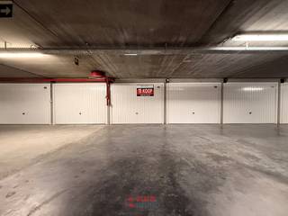 <p>Bent u al een tijd op zoek naar een geschikte garage om u voorgoed van al uw parkeerproblemen te verlossen? Dan is dit waarschijnlijk wat u zoekt!<br /><br />Deze garage is gelegen in het complex onder de Franslaan. Dit garagecomplex strekt zich uit helemaal van aan de Vlaanderenstraat tot aan de Kinderlaan en is niet gelinkt aan een appartementsgebouw. Dit is bijzonder interessant gezien u dan niet hoeft mee te betalen in kosten waar u als garage-eigenaar toch niets aan hebt. Gezien dit complex zich zo breed uitstrekt is het uitermate geschikt voor héél wat mensen. Over deze volledige zone beschikt het over in-en uitgangen zodat u zo dicht mogelijk bij uw appartement bediend bent.<br /><br />Het is bovendien een ruim complex waar u vlot kan manoeuvreren en ook de garage zelf is ruim te noemen. Met 2m85 breedte en ongeveer 5m60 diepte is ze geschikt voor zowat elke wagen.</p>