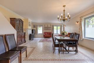 De woning te koop is gelegen op het rustige Linkeroever. Een perfecte ligging voor wie graag in een groene omgeving woont maar toch dichtbij de stad. De nabijheid van het openbaar vervoer en belangrijke invalswegen zorgen voor een goede bereikbaarheid van en naar Antwerpen centrum. Deze woning ligt in de Edmond De Coussemakerstraat, in een residentiële wijk vlak naast het Galgenweel. Het huis heeft een bewoonbare oppervlakte van ca 269 m². Indeling: Ruime droge kelderruimte met verwarming en verschillende kamers zoals een waskamer;Gelijkvloers; - inkomhal - ruime leefruimte met veel lichtinval door de hoekligging- halfopen keuken met uitzicht op en toegang tot de tuin van ca 96 m²1ste verdieping; - ruime nachthal - eerste ruime slaapkamer met dressing- riante badkame met dubbele lavabo, ligbad, douche en toilet- tweede ruime slaapkamer met lavabo en toegang tot terras Absolute troef is de prachtige zuidgerichte tuin van 96 m², een balkon van 12m². De woning kan nog volledig worden afgewerkt naar eigen smaak maar is ook zeer goed onderhouden waardoor u meteen kan intrekken. Extra troeven: - zuidgeoriënteerde tuin - op te frissen/instapklaar - toplocatie vlak naast het Galgenweel. Wil je een afspraak voor dit huis vastleggen, neem dan contact op met Janne Dokter 0468 06 08 34 - janne.dokter@dewaele.com. Dewaele Vastgoed Antwerpen Bent u geïnteresseerd in een appartement of woning te koop in Antwerpen? Aarzel dan niet om ons te contacteren. Had u graag uw eigen eigendom te koop aangeboden contacteer ons dan voor een vrijblijvende schatting, telefonisch op het nummer 03/206.76.76 of per mail naar antwerpen@dewaele.com. Ook voor alle andere vragen omtrent vastgoed kan u steeds bij ons kantoor te Antwerpen terecht! De algemene voorwaarden van Dewaele DIY kunt u steeds raadplegen via dewaele.com.Bestuursmaatregelen in het maatregelenregister: nee