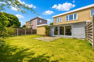 In een aangename en rustige omgeving vindt u deze verzorgde halfopen woning in Eeklo. 
Dankzij zijn ligging geniet u hier elke dag van rust en ruimte.

De woning is steeds goed onderhouden en biedt een praktische indeling die geschikt is voor zowel gezinnen als investeerders. Op het gelijkvloers bevinden zich de leefruimte met houtkachel, de keuken met aansluitend een gezellige veranda voorzien van zonneluifel. Op de verdieping zijn nog drie slaapkamers en de badkamer met ligbad en badkamermeubel aanwezig.

Verder beschikt de woning over een inpandige garage en een lichtrijke veranda die uitkijkt op de zonnige tuin. Hier kunt u aangenaam genieten van het buitenleven.

Bent u op zoek naar een praktische woning met drie slaapkamers en een rustige ligging? Dan is deze eigendom in Eeklo zeker een bezoek waard.

Contacteer ons vandaag nog voor meer informatie of een bezichtiging.
Via 09 336 16 15 of mail naar info@vastgoedunicum.be, wij helpen u graag verder!
