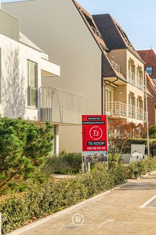 Dit afgewerkte modelappartement bevindt zich op de tweede verdieping van het nieuwbouwproject Aquilo, gelegen in het rustige en stijlvolle Sint-Idesbald. Het appartement biedt een representatief beeld van het wooncomfort, de hoogwaardige afwerking en de doordachte indeling die dit project typeren.<br /><br />Met een bewoonbare oppervlakte van 145 m² geniet u hier van een ruim en functioneel ingedeeld geheel. De inkomhal, uitgerust met een gastentoilet en praktische berging, geeft toegang tot een lichtrijke leefruimte met open keuken. Aansluitend bevindt zich een terras van 20 m², dat dankzij zijn gunstige oriëntatie en open zicht een volwaardige uitbreiding vormt van de leefruimte.<br /><br />Het appartement beschikt over twee volwaardige slaapkamers, elk met een eigen badkamer, en wordt aangevuld met een ruime zolderberging. Deze extra bergruimte draagt bij aan het dagelijks gebruiksgemak en verhoogt het algemene comfortniveau.<br /><br />Het appartement is volledig instapklaar en afgewerkt met onder meer gordijnen, verlichting, metalen binnendeuren en schilderwerken.<br /><br />De verplichte aankoop van een parkeerplaats en kelderberging is niet inbegrepen in de vermelde prijs.<br /><br />Voor meer informatie over dit appartement of het volledige project, nodigen wij u uit om contact met ons op te nemen.<br />Ontdek het project via: https://www.found-baker.com/nl/nieuwbouw/aquilo