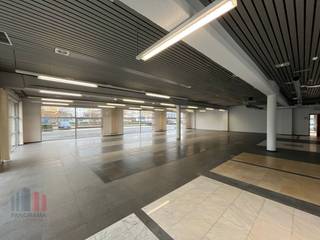 Deze multifunctionele ruimte biedt tal van mogelijkheden, of het nu gaat om <strong>opslag, showroom of kantoorruimte</strong>. Met oppervlaktes van 363 m² tot 704 m², is dit een ideale keuze voor bedrijven die op zoek zijn naar een flexibele en functionele werkplek. Strategisch gelegen op slechts een boogscheut van de op- en afrit <strong>E17 Deinze</strong>, geniet u van een uiterst gunstige locatie met uitstekende verbindingen naar andere belangrijke verkeersaders.<br /><br />De ruimte beschikt over alle moderne voorzieningen die nodig zijn voor een comfortabele werkomgeving. Zo is er een <strong>kitchenette, sanitair, aparte burelen</strong> en meer. Door de talrijke raampartijen profiteert het pand van een overvloed aan natuurlijk licht.<br />Buiten het gebouw zijn er bovendien <strong>ruime parkeermogelijkheden</strong>. De ruimte is direct beschikbaar en kan volledig naar uw wensen worden ingericht.<br /><br />Bent u op zoek naar een werkplek die zowel kantoren als opslagruimte kan combineren? Dan is dit de perfecte match voor uw bedrijf.<br />Neem vandaag nog contact op met <strong>PANORAMA B2B GENT KANTOREN </strong>voor meer informatie of om een vrijblijvend plaatsbezoek in te plannen. U kunt ons bereiken op het nummer <strong>09 225 09 02</strong>.