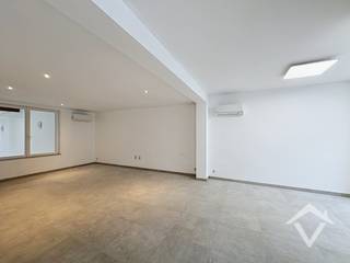 Deze volledig gerenoveerde woning in het centrum van Koekelare omvat: inkom, ruime leefruimte met open keuken, badkamer met douche, toilet, 2 ruime bergruimtes, polyvalente ruimte, 3 slaapkamers en garage.<br /><br />Troeven:<br /><br />* Centrum Koekelare<br />* EPC-label C<br />* Afgesloten garage<br /><br />Onmiddellijk beschikbaar. Huurprijs: 975€/mnd