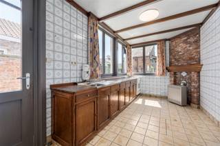 <p><span>Een fantastische woning met een grote tuin, uitzonderlijke ruimtes en veel mogelijkheden dichtbij het centrum? En dat alles aan een heel toegankelijke prijs….</span></p><p><span> </span></p><p><span>Dit karaktervolle huis uit 1933 heeft alles om een topwoning te worden. Het ligt in een zone 30 straat dichtbij centrum Temse waardoor zowel openbaar vervoer, belangrijke verkeersassen, winkels, scholen en alle nutsvoorziening zelfs op wandelafstand zijn. Reken daarbij een mooie grote Zuidgerichte tuin met een leuke achterbouw waarvan de invulling alle kanten kan uitgaan, van hobbyruimte, naar buiten-keuken, atelier, werkruimte... en bovendien in een super-rustige wijk. Van op straat kan je via een doorsteek naar de tuin wat een absolute meerwaarde is. </span></p><p><span>Het gelijkvloers heeft een afzonderlijke zithoek/bureel en living plus aangebouwde keuken. Er is een droge en perfect bruikbare kelder. Op de eerste verdieping zijn er twee mooie slaapkamers van elk 21m² gescheiden door de traphal. En een zelfde verhaal op zolder waar twee kamers van 21m² en 15m² met ingemaakte kasten aanwezig zijn. </span></p><p><span>Door het huidige EPC F is renovatie nodig binnen de 6 jaar na aankoop om minimaal een EPC D te behalen. Dat kan vrij eenvoudig. Alleen al een goede dakisolatie kan ervoor zorgen dat er een D op jouw attest verschijnt.</span></p><p><span> </span></p><p><span>Het huis is onmiddellijk beschikbaar. Wees snel als je deze kans niet wil missen.</span></p><p><span> </span></p>