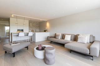 Op zoek naar een tweede verblijf aan de kust of een interessante investering? Dit volledig gerenoveerd instapklare appartement in...