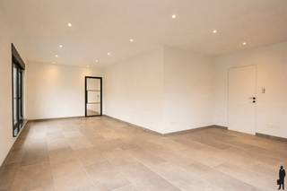 <strong>Gerenoveerde bungalow met weids uitzicht en externe garage</strong><br /><br />Deze <strong>volledig gerenoveerde </strong>bungalow combineert <strong>gelijkvloers </strong>wonen met hedendaags comfort en een verzorgde afwerking. Gelegen op een zeer goede locatie in Hamme in een rustige omgeving met een weids uitzicht, geniet deze woning van een aangename, open ligging. Dankzij de praktische indeling en lichtrijke ruimtes vormt dit een ideale thuis voor wie op zoek is naar <strong>rust</strong>, gemak en kwaliteit.<br /><br />De gelijkvloerse verdieping:<br /><br />- een inkomhal met <strong>gastentoilet</strong><br /><br />- een lichtrijke woonkamer met grote raampartijen<br /><br />- een open, volledig geïnstalleerde keuken<br /><br />- 3 volwaardige slaapkamers<br /><br />- een <strong>moderne </strong>badkamer met douche, lavabo en toilet. <br /><br />De tuin:<br /><br />- gunstige oriëntatie met veel zoninval<br /><br />Algemeen:<br /><br />- verwarming op gas dmv. <strong>vloerverwarming </strong><br /><br />- <strong>driedubbele </strong>aluminium beglazing <br /><br />- recente <strong>totaalrenovatie </strong>met oog voor detail<br /><br />- instapklaar<br /><br />- externe <strong>garage </strong>met automatische sectionaalpoort, met aansluiting voor wasmachine, droogkast én laadpaal. <br /><br />- rustige ligging met vlotte bereikbaarheid<br /><br />Comfortabel wonen op één niveau in een vernieuwde woning met een aangename uitstraling. Een mooie opportuniteit voor wie zorgeloos wil verhuizen. Interesse? Contacteer ons voor meer info of een bezoek
