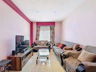 Deze verder af te werken woning beschikt op het gelijkvloers over een inkomhal, een ingerichte keuken met zithoek, een gezellige woonkamer en...