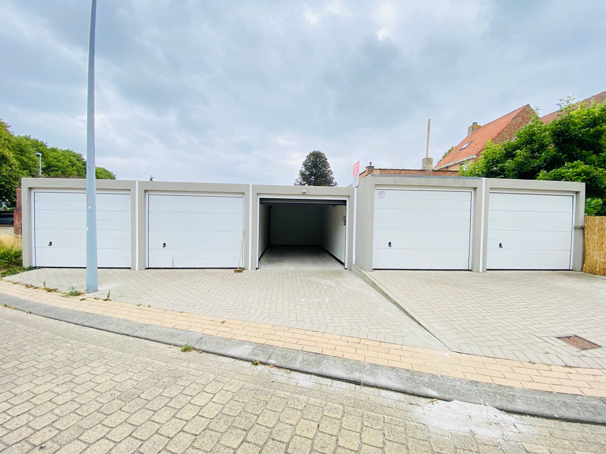 garage te koop van 17m²
grondoppervlakte van 29m²recent gebouwdcentrum Geluwemanuele garagepoort