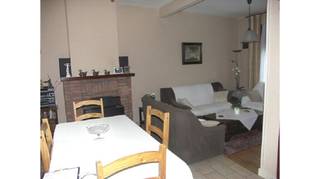 Deze <strong>2-slaapkamerwoning</strong> met <strong>stadsterrasje</strong> heeft een uitstekende ligging in <strong>Brugge</strong> met zicht op de <strong>Boeverievest.</strong><br />Vlakbij de Smedenpoort, stadswallen, winkels en 't Zand en dichtbij het bus- en treinstation en uitvalswegen.<br />Troeven : de zeer goede ligging bezorgt de woning een uitstekende Mobiscore van 9,3 op 10 !<br />Thans verhuurd en dus ook interessant als vastgoedinvestering<br /><br />Omvat een inkom, lichtrijke living met eetplaats, ingerichte keuken, berging, kelder, 2 slaapkamers, badkamer met douche, grote zolder en een stadsterrasje.<br />Vg,Wche,Gmo,Gvkr,Gvv Dit pand is onderhevig aan de renovatieplicht van residentieel vastgoed opgelegd door de Vlaamse overheid.<br />P-score=A G-score=A<br />#leukwonen #brugge #vastgoedinvestering<br /><br />Bewoonbare oppervlakte: 120 m²<br />Totale oppervlakte: 63 m²