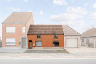 Maison mitoyenne avec jardin et parking près du centre de WaregemCette maison mitoyenne offre un aménagement pratique et un emplacement commode près...