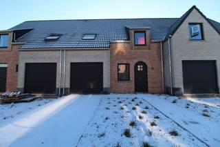 Energiezuinige nieuwbouwwoning te huur gelegen langs de Gitsestraat te Roeselare.Deze woning beschikt over alle nodige hedendaagse comfort en is...