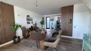 Duplex dakappartement op toplocatie in Antwerpen (Cadixwijk)<br /><br />Dit lichtrijke appartement bevindt zich als bovenste dakappartement in een kleinschalig herenhuis met vier units, gelegen in de rustige en gegeerde Cadixwijk vlakbij ’t Eilandje. De buurt combineert groen, water en een charmante haven met woonboten. Vanuit het appartement geniet je van zicht op het water en de haven.<br />De ruime woonkamer voelt heel open en lichtrijk aan. Aansluitend vind je een moderne keuken met oven en vaatwasser en zitplaats om te ontbijten. Het appartement telt twee volwaardige slaapkamers: een ruime slaapkamer met zicht op groen en water en een kinderkamer of bureauruimte met ingemaakte kast en toegang tot een zonnig terras van ca. 15 m² (zon van ±10u tot zonsondergang). Aan de leefruimte is bovendien nog een extra terrasje.<br /><br />De badkamer is uitgerust met een bad-douche, dubbele lavabo en handdoekradiator. Verwarming gebeurt via een gasgestookte hoogrendementsketel.<br />Het gebouw werd volledig gerenoveerd in 2014 en bestaat uit slechts vier appartementen.<br /><br />Dankzij het kleinschalige karakter en syndicus in eigen beheer zijn de maandelijkse kosten laag.<br />Extra troeven: ruime gedeelde kelder, aparte meters voor water en elektriciteit, voldoende parkeergelegenheid en uitstekende bereikbaarheid (tram, bus, trein, stadsfietsen en vlotte verbinding naar ring en centrum). Op wandelafstand van Park Spoor Noord en gezellige hotspots zoals Seefbrouwerij, Bar Paniek en het MAS.<br />Geen lift aanwezig.<br />