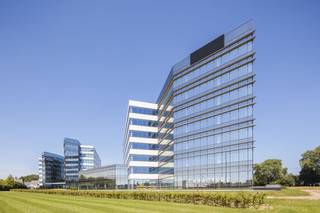 Fenomenaal gelegen kantoorruimte van 51 m² (8 werkplaatsen) te huur, langs én met visibiliteit van de E40 te Aalst. De high-end kantoren zijn...