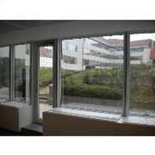 Offices with easy acces by car and by public transport, close to amenities such as the Woluwe Shopping centre and the Cora.