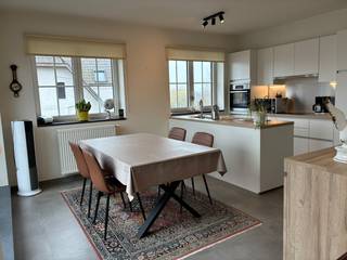 Op de tweede verdieping bevindt zich dit lichtrijke en verzorgde appartement. De leefruimte vormt het hart van de woonst en combineert een gezellige zithoek met een open, volledig uitgeruste keuken. Vanuit de leefruimte heb je rechtstreeks toegang tot het ruime terras. <br /><br />Het appartement telt verder twee slaapkamers, een apart gastentoilet en een moderne badkamer met lavabo en ligbad. Een praktische berging is eveneens aanwezig. <br /><br />Achter het gebouw is een autostaanplaats voorzien en is er een fietsenstalling beschikbaar. De nabijheid van de oprit van de E17 zorgt bovendien voor een uitstekende bereikbaarheid.<br /><br />Een ideale woonplek voor wie op zoek is naar comfort, ruimte en een vlotte verbinding.<br />Geen syndic-kosten.