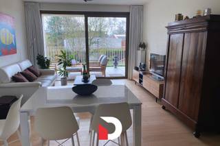 Recent appartement op de rand van Brugge, dichtbij het AZ Sint-Jan en de Expressweg, maar toch op fietsafstand van centrum Brugge, Het appartement gelegen op de 1ste verdieping beschikt over een lichtrijke leefruimte en open ingerichte keuken voorzien van kookplaat, dampkap, koelkast, combi oven-microgolf, vaatwasser, berging met plaats voor wasmachine/droogkast, apart toilet, badkamer met douche en lavabo, 1 slaapkamers, ruim terras (11 m²). Garagebox (93) inbegrepen in de huurprijs. Gemeenschappelijke kosten: € 70/maand + € 30/maand voorschot verwarming. het appartement is volledig geschilderd en is voorzien van lichtarmaturen. Zonnepaneel aanwezig. Er wordt er verwarmd via een milieu- en budgetvriendelijk verwarmingssysteem. De appartemeten zijn bijna energie neutraal E-peil 23. EPC: 35 kWh/m², label A. Plan eenvoudig uw bezoek via onze website: www.delbecque.immo.