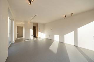 <strong>Hoogwaardig afgewerkte nieuwbouwwoning met 3 slaapkamers op een perceel van 528m², met ruime tuin in het centrum van Mol - Achterbos. E-peil 18 volgens voorstudie. Verkoop onder btw- stelsel aan 21% <br /><br />Ligging:</strong> Kortbij het centrum van Mol, in Achterbos. <br /><br /><strong>Indeling:</strong> <strong>0:</strong> inkomhal, gastentoilet, woonkamer, keuken, wasplaats, garage. <strong>+1:</strong> overloop, 2 slaapkamers, badkamer. <strong>+2:</strong> master bedroom, berging met mogelijk 2de bdk. <br /><br /><strong>Omschrijving:</strong> Deze woning wordt voor verkoop nog volledig verder afgewerkt!<br />U betreedt de woning aan de zijkant van het huis. De inkomhal, met directe toegang tot het gastentoilet, leidt u verder naar de lichtrijke leefruimte. Deze leefruimte is voorzien van grote zwarte PVC ramen en biedt een aangenaam zicht op de zuidgerichte tuin. De open keuken met eiland vormt een mooi geheel met de leefruimte en is praktisch ingericht, alsook is er ledverlichting onder de kasten voorzien. De keuken is uitgerust met kwalitatieve toestellen, waaronder een vrijstaande koelkast van Smeg, combi-oven, kookplaat etc. . De verlichting in de keuken en leefruimte is reeds aanwezig en blijft behouden. <br /><br />Wanneer we doorlopen naar de voorkant van de woning, komen we langs de wasplaats en zo verder in de grote inpandige garage. Deze ruime garage is voorzien van een sectionaalpoort, uitgietbak, een deur naar buiten toe en er is ook een laadkabel voorzien voor een laadpaal. De gehele benedenverdieping (incl. garage), de hal boven én de badkamer genieten van vloerverwarming. <br />
<p>Als we teruglopen naar de trap, bereikt u de 1e verdieping, waar zich een eerste zeer ruime slaapkamer bevindt.<br />Volgens het oorspronkelijke plan werd deze ruimte voorzien voor 2 slaapkamers, de scheidingswand werd nog niet geplaatst. Ramen en stopcontacten zijn reeds aanwezig, waardoor het eenvoudig mogelijk is om hier 2 kamers te creëren. Verder is de badkamer ingericht met een inloopdouche, een toilet en een wastafel. Door het raam wordt deze prachtige ruimte voorzien van natuurlijk daglicht.</p>
<p>Op de 2de verdieping, bevindt zich een prachtige master bedroom, die is uitgewerkt tot in de nok en zo een extra ruimtelijk gevoel creëert. De zolderruimte werd praktisch ingedeeld, waarbij alle technieken netjes werden geïntegreerd. Tevens zijn alle leidingen en afvoer voorzien voor de inrichting van een eventuele tweede badkamer. <br /><br />Tot slot beschikt de woning over een ruime, volledig omheinde en zuid-georiënteerde tuin. Met een grondoppervlakte van 528m² vormt de buitenruimte een mooie extra troef. <br /><br />Op technisch en energetisch vlak is de woning uitgerust met onder meer vloerverwarmig, een warmtepomp, een regenwaterpomp met regenput (5000 L), ventilatiesysteem D en zonnepanelen. Energiezuinig en comfortabel wonen is verzekerd deze prachtige woning!</p>
<p><strong>Deze woning biedt met haar praktische indeling en uiterst hoogwaardige afwerking een buitenkans!<br /><br /></strong><strong>Bijzondere informatieplicht</strong>: omgevingsvergunning stedenbouwkundige handelingen uitgereikt, woongebied, geen rechterlijke herstelmaatregel of bestuurlijke maatregel opgelegd, geen voorkooprecht ruimtelijke ordening, omgevingsvergunning voor verkavelen van gronden.</p>