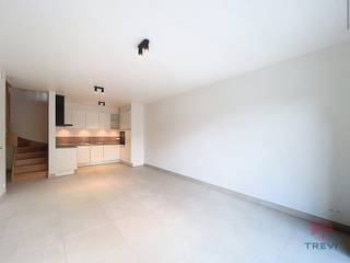 Deze duplex met drie slaapkamers + kinderkamer / werkkamer / inloopkast, gelegen in het project Mench, biedt een ideale combinatie tussen een appartement en een woning, met ruime volumes en een privatieve buitenruimte. Gelegen in een rustige omgeving met een gemeenschappelijke tuin, geniet het project van een strategische ligging vlakbij openbaar vervoer, winkels en hoofdwegen.<br />Het hoofdniveau omvat een lichtrijke leefruimte met een volledig uitgeruste open keuken, met toegang tot de buitenruimte. Een gastentoilet en een wasruimte vervolledigen dit niveau.<br />Op de verdieping vindt u drie slaapkamers, twee moderne badkamers en een extra ruimte die kan dienen als bureau, dressing of kinderkamer. Een perfect pand voor een gezin of huisgenoten die op zoek zijn naar ruimte en modern comfort.<br />De hedendaagse afwerkingen garanderen optimaal dagelijks comfort: uitstekende energieprestatie met een EPC A, warmtepomp, zonnepanelen, ventilatiesysteem met dubbele flux, vloerverwarming, kwaliteitsvolle materialen en verzorgde afwerkingen. Lage provisies. Onmiddellijk beschikbaar. Mogelijkheid om een parkeerplaats te huren tegen meerprijs (met of zonder laadpaal). Oppervlaktes worden ter indicatie opgegeven.<br /><br />
<p><u>Indeling</u>:</p>
<p>Begane grond</p>
<ul>
<li>Entree</li>
<li>Kinderkamer / Kantoor / Kleedkamer</li>
<li>Slaapkamer 1</li>
<li>Badkamer</li>
<li>Toilet</li>
<li>Doucheruimte</li>
<li>2 slaapkamers</li>
</ul>
<p>Tuinniveau</p>
<ul>
<li>Woonkamer met volledig ingerichte keuken</li>
<li>Wasruimte</li>
<li>Toilet</li>
<li>Terras + tuin</li>
</ul>